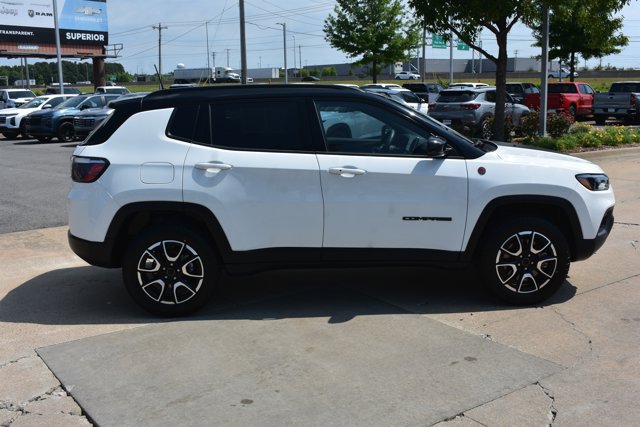 Used 2025 Jeep Compass Trailhawk AWD/4WD image 4