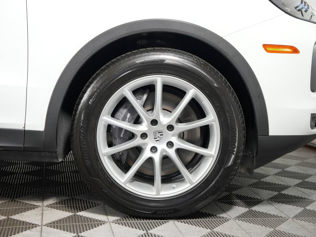 Certified 2024 Porsche Cayenne w/ Premium Package AWD/4WD image 16
