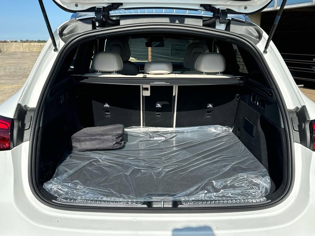 Used 2025 Mercedes-Benz GLC 350e 4MATIC image 6