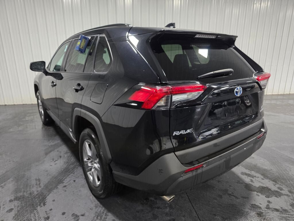 Used 2022 Toyota RAV4 LE AWD/4WD image 3