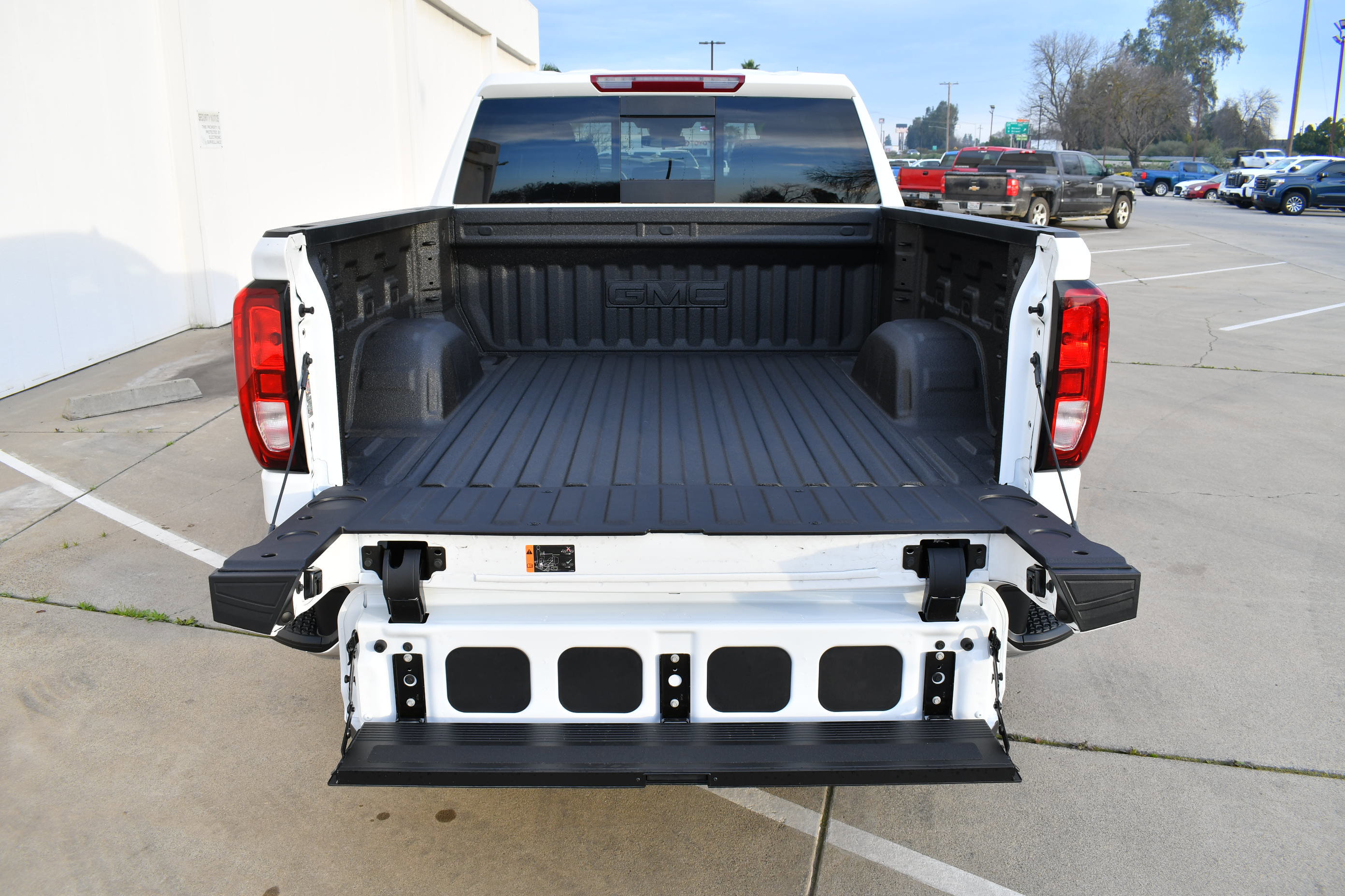 New 2026 GMC Sierra 1500 SLE w/ Preferred Package image 9