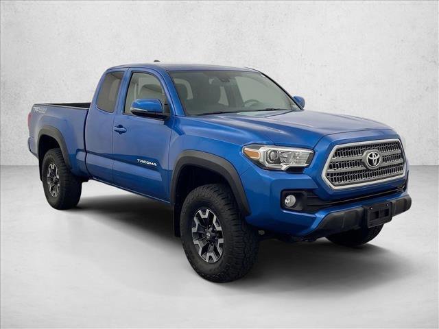 Used 2017 Toyota Tacoma SR5 AWD/4WD image 3