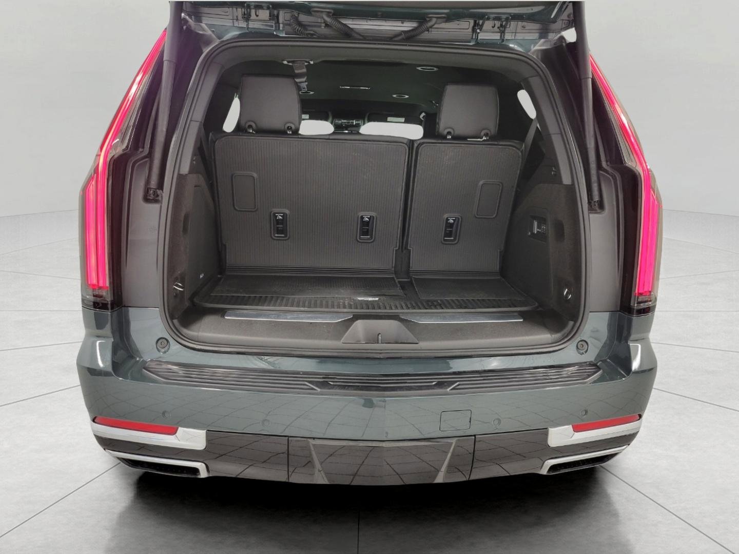 Used 2025 Cadillac Escalade Luxury w/ LPO, Floor Liner Package AWD/4WD image 16