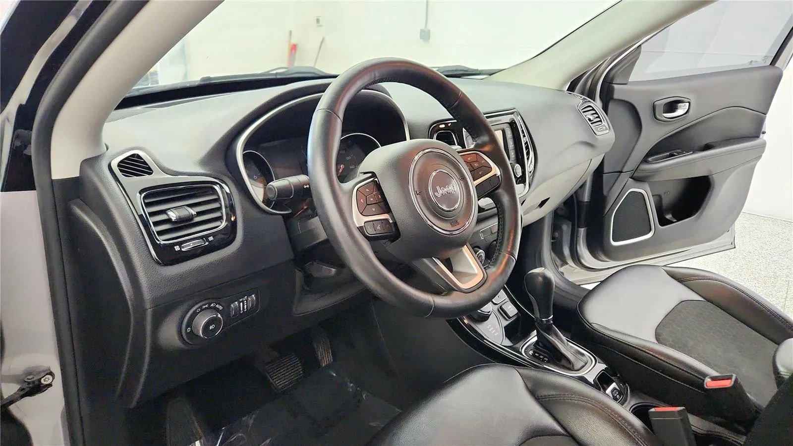 Used 2018 Jeep Compass Latitude AWD/4WD image 21