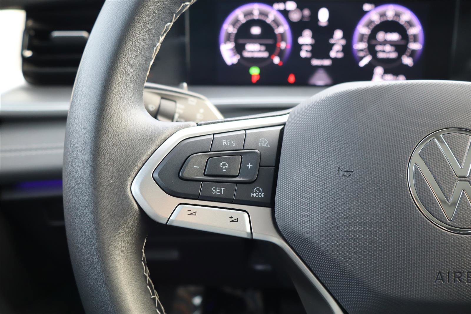 Certified 2025 Volkswagen Tiguan SE w/ Panoramic Sunroof Package image 16