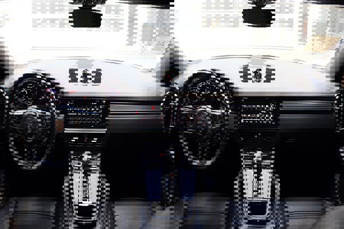 Used 2022 Porsche Cayenne Platinum Edition image 10