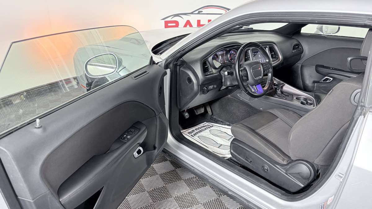 Used 2022 Dodge Challenger SXT RWD image 11