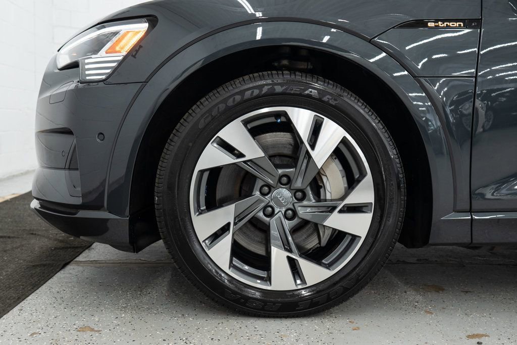 Used 2021 Audi e-tron Premium Plus w/ Premium Plus Package image 38