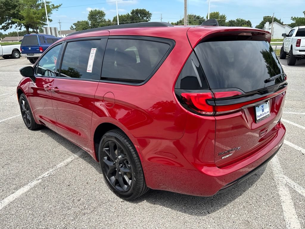 New 2027 Chrysler Pacifica Limited w/ Family Tech Group AWD/4WD image 10