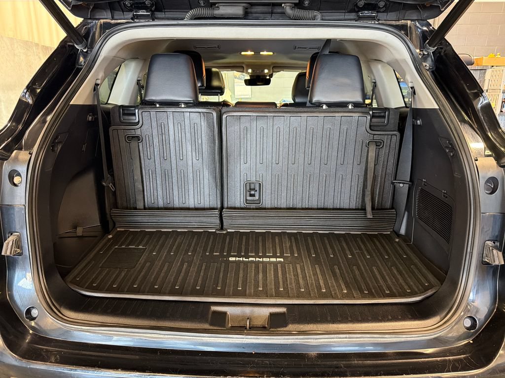 Used 2021 Toyota Highlander XLE AWD/4WD image 16