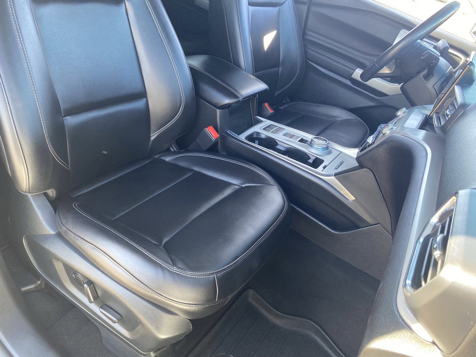 Used 2023 Ford Explorer XLT w/ Equipment Group 202A RWD image 10