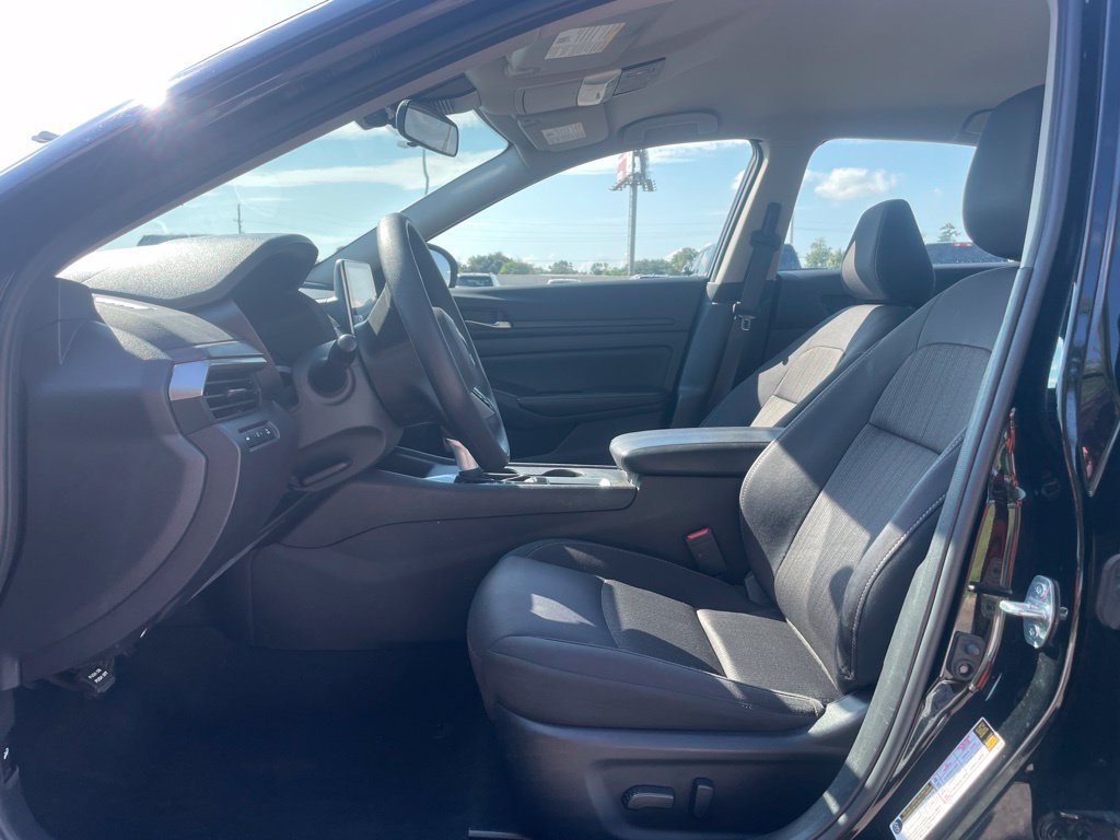Used 2025 Nissan Altima 2.5 SV FWD image 11