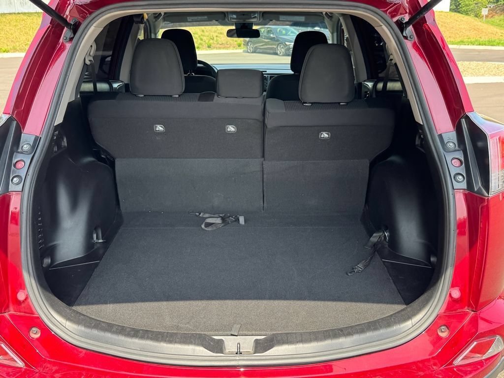 Used 2018 Toyota RAV4 LE AWD/4WD image 16