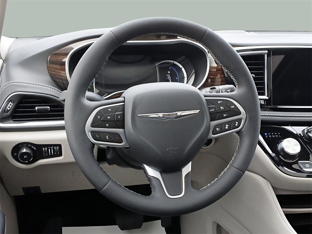 Used 2023 Chrysler Pacifica Limited image 9