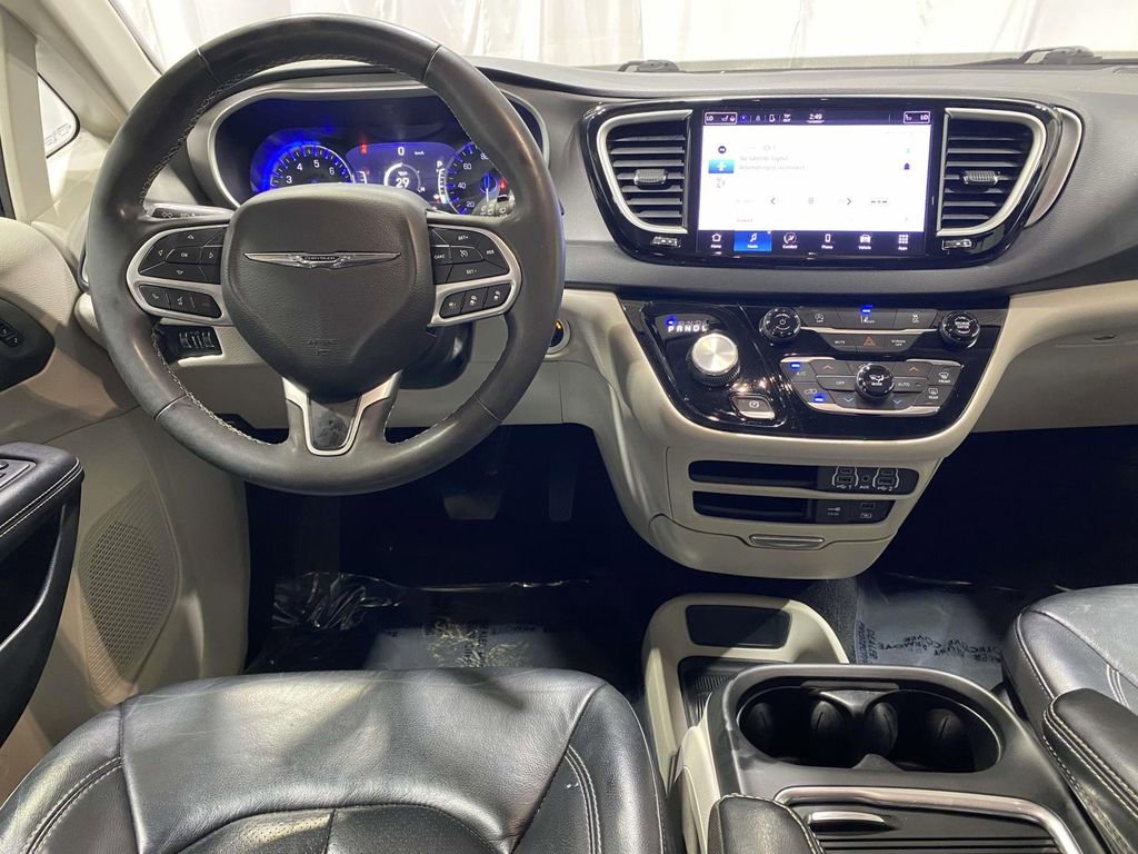 Used 2022 Chrysler Pacifica Touring-L FWD image 11