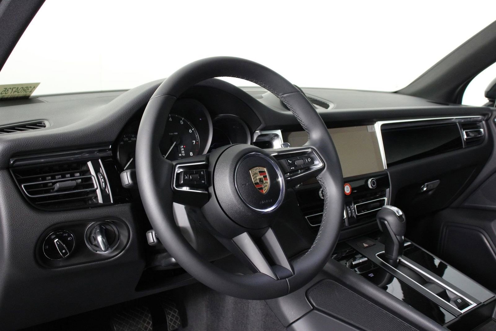 Certified 2025 Porsche Macan image 4