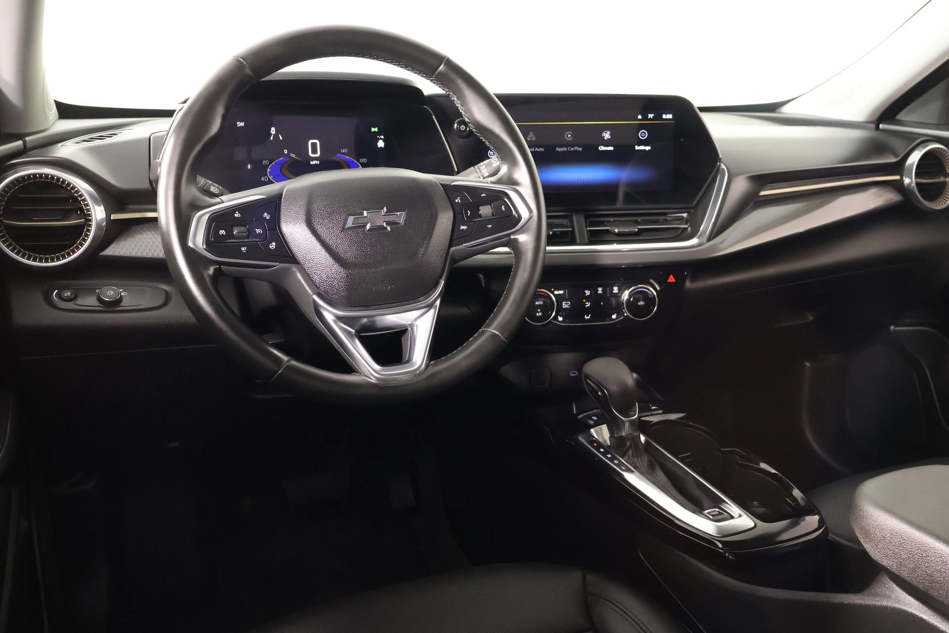 Used 2025 Chevrolet Trax ACTIV FWD image 2