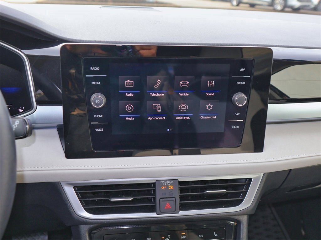 Certified 2025 Volkswagen Taos SE image 17