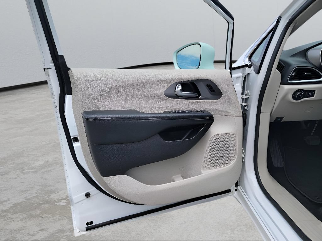 Used 2022 Chrysler Pacifica Touring-L FWD image 12