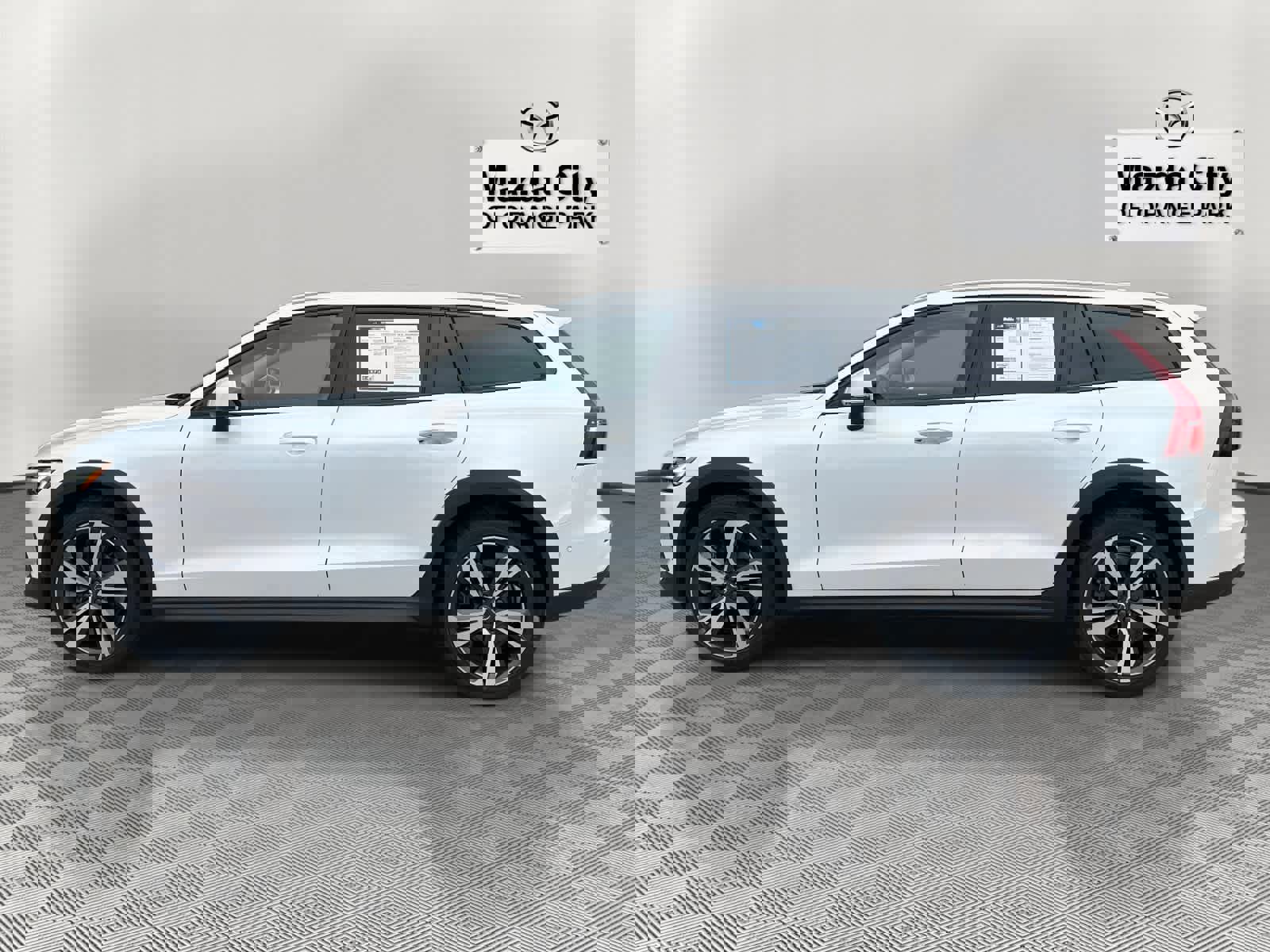 Used 2023 Volvo V60 B5 Cross Country Plus image 6