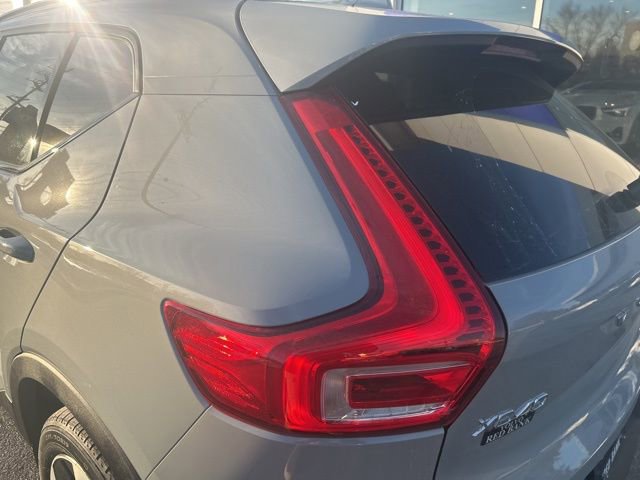 Used 2025 Volvo XC40 B5 Plus image 11