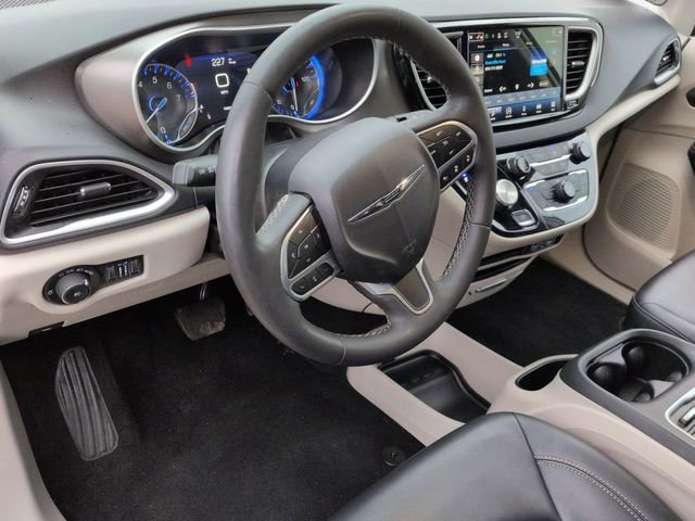 Used 2024 Chrysler Pacifica Touring-L image 11