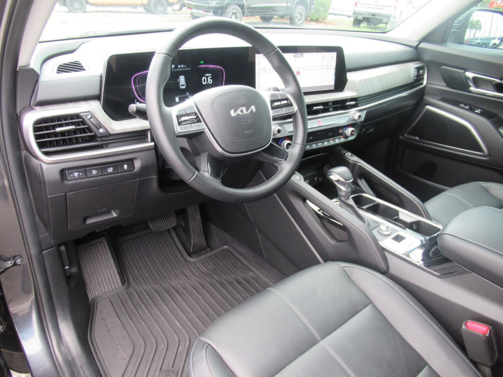 Used 2024 Kia Telluride EX w/ EX Captain's Chair Package FWD image 19