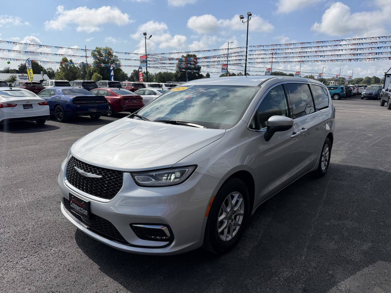 Used 2023 Chrysler Pacifica Touring-L FWD image 10