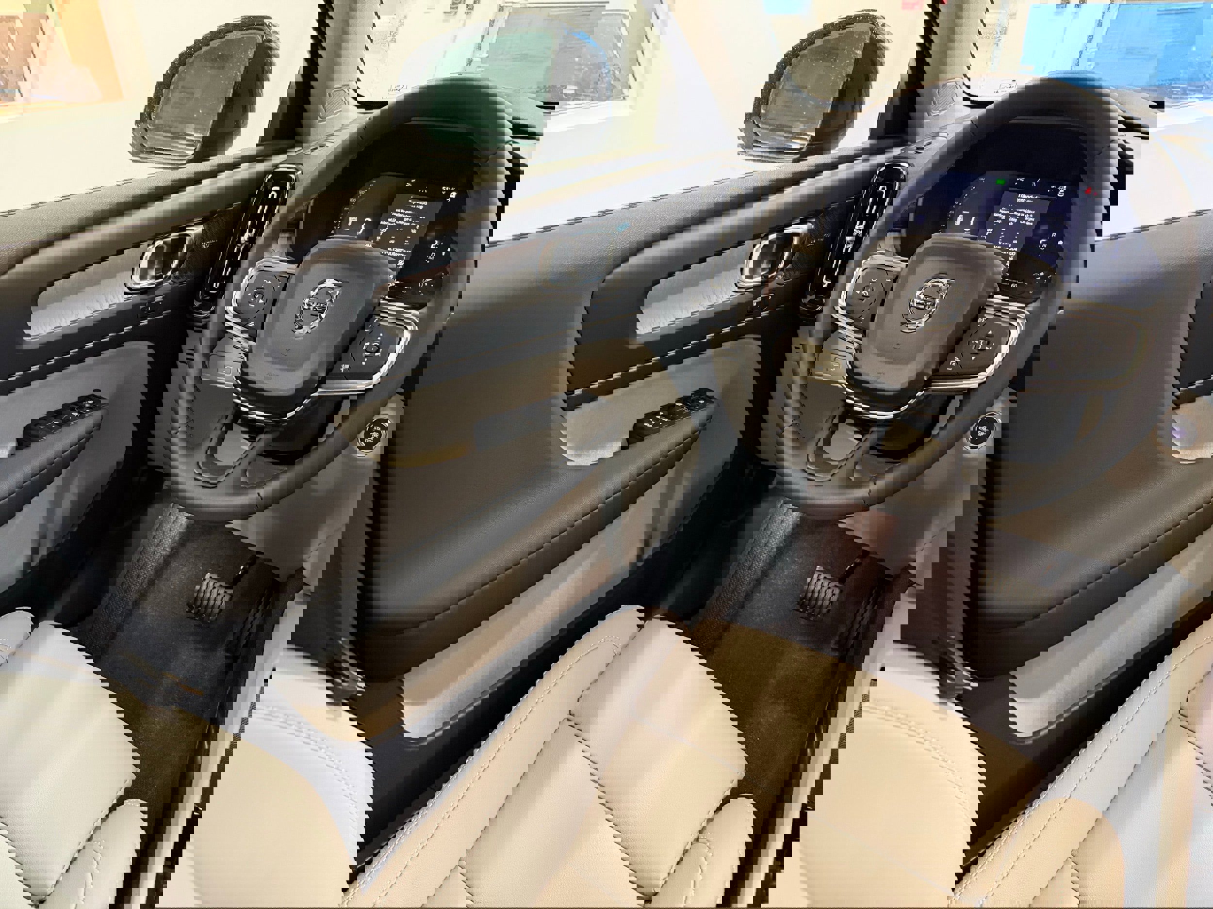 New 2026 Volvo XC40 B5 Ultra w/ Protection Package Premier image 21