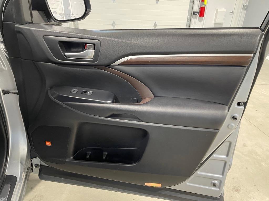 Used 2016 Toyota Highlander Limited Platinum image 30