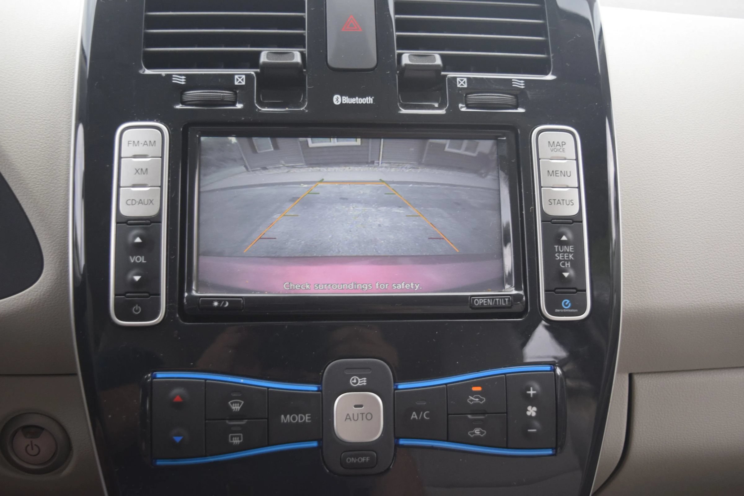 Used 2012 Nissan Leaf SL FWD image 12