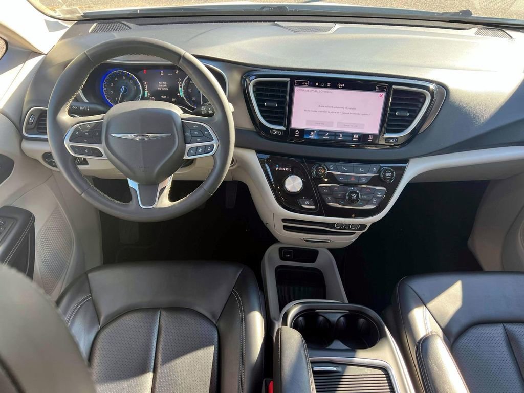 Used 2023 Chrysler Pacifica Touring-L image 12