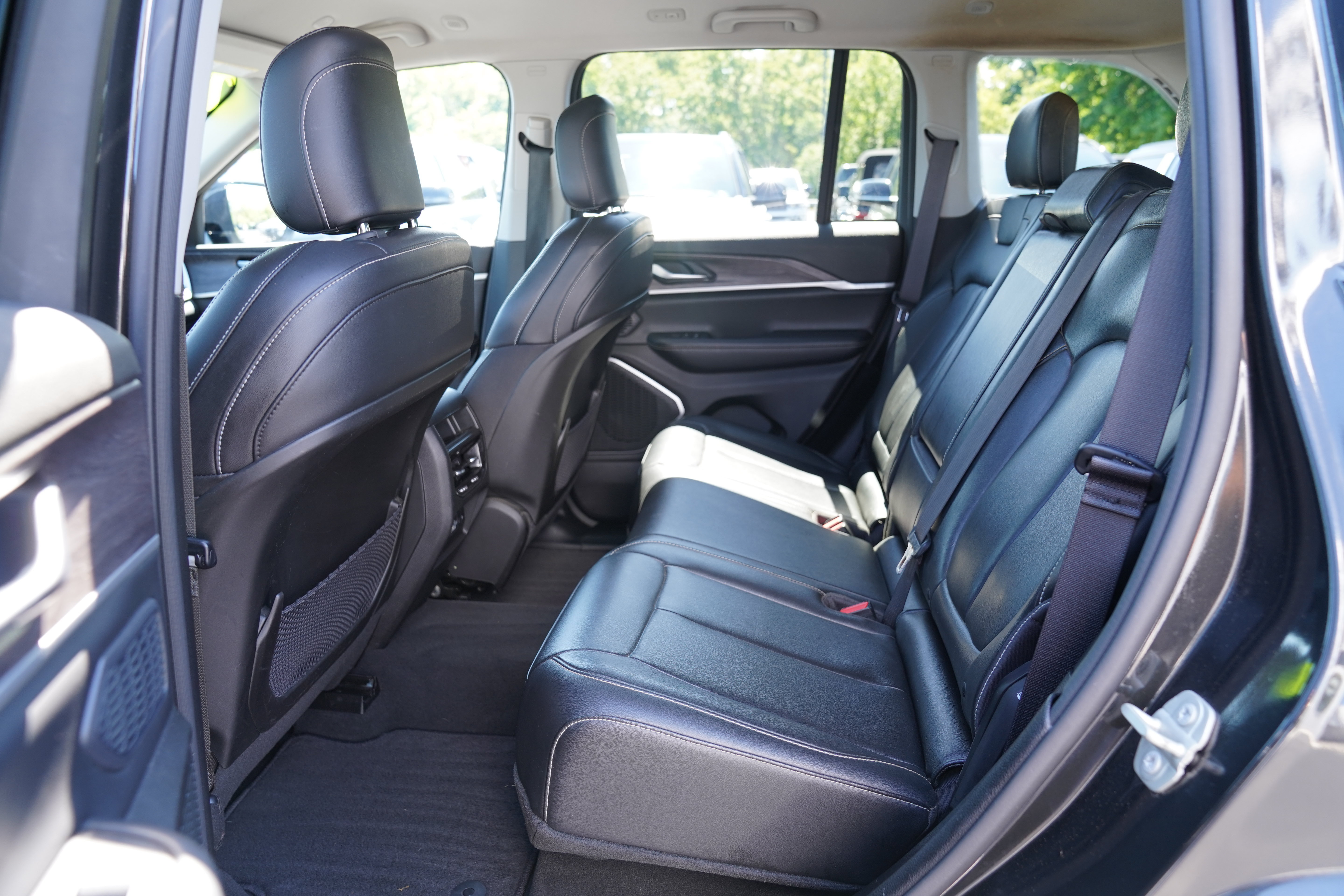Used 2023 Jeep Grand Cherokee Limited AWD/4WD image 5