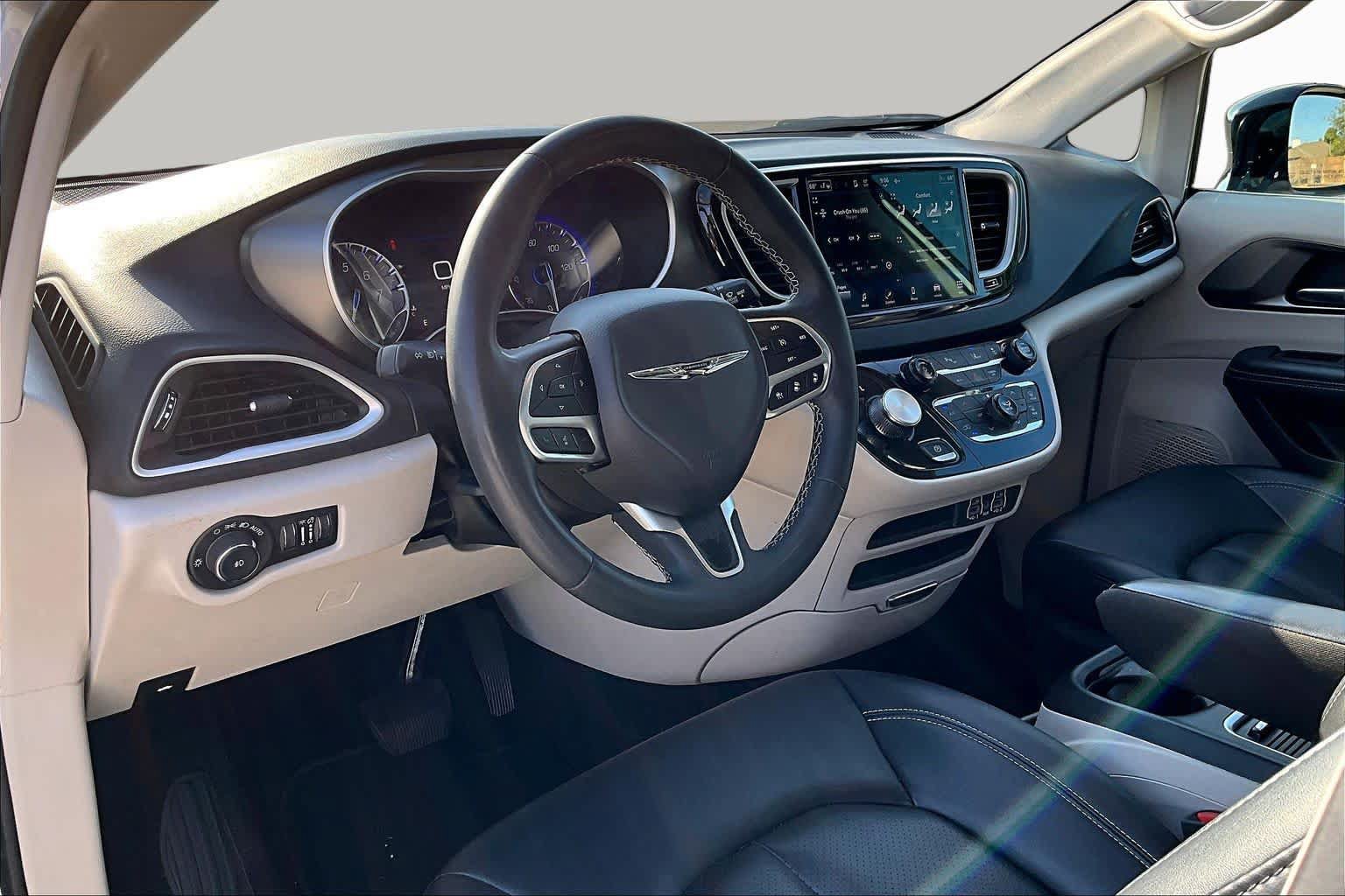 Used 2024 Chrysler Pacifica Touring-L FWD image 16