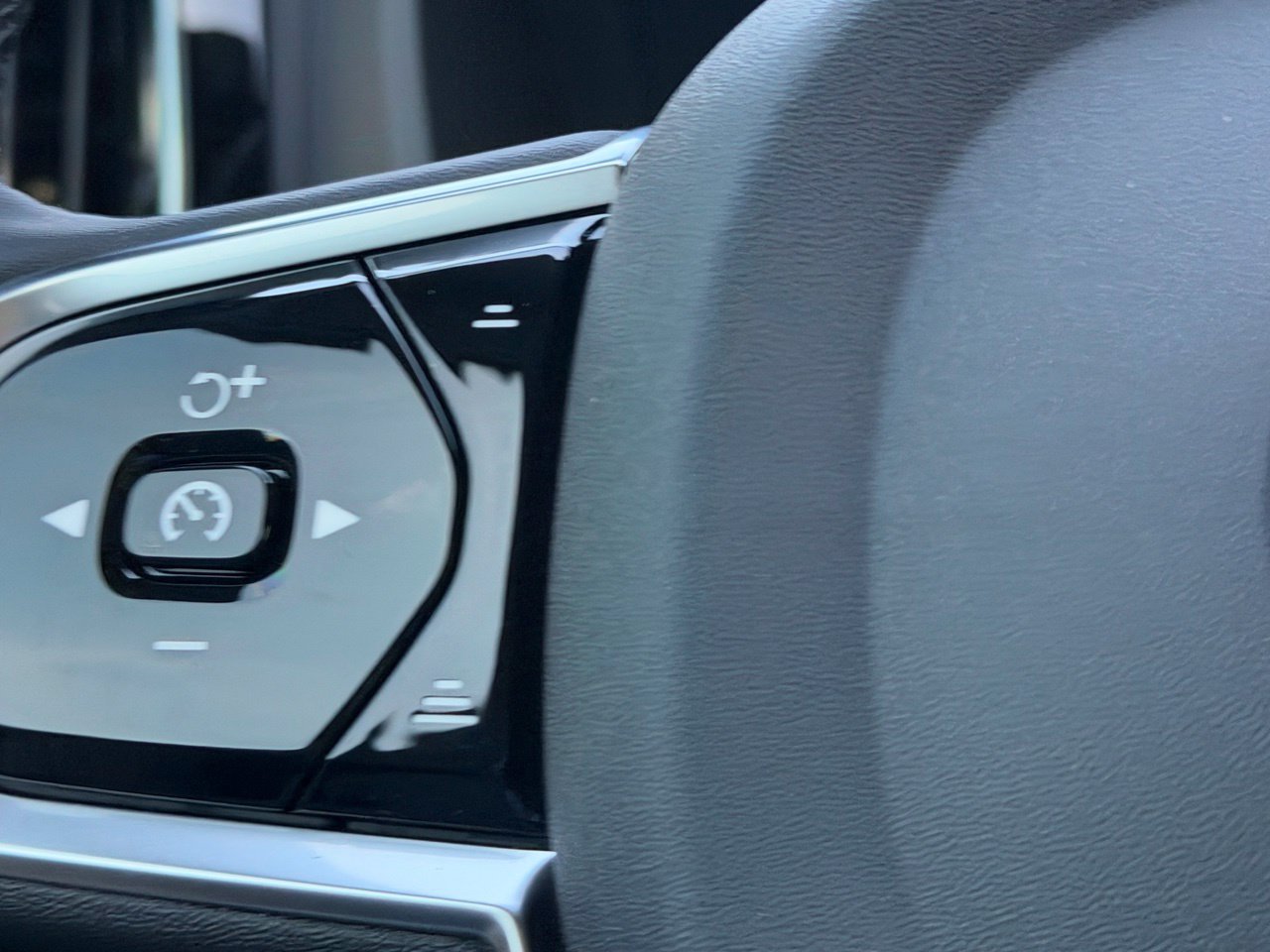 New 2027 Volvo XC60 B5 Plus AWD/4WD image 15