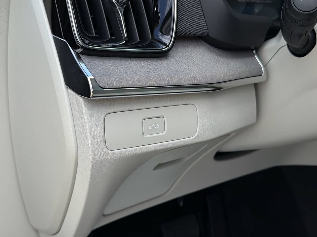 New 2026 Volvo XC90 B6 Ultra w/ Protection Package Premier AWD/4WD image 17