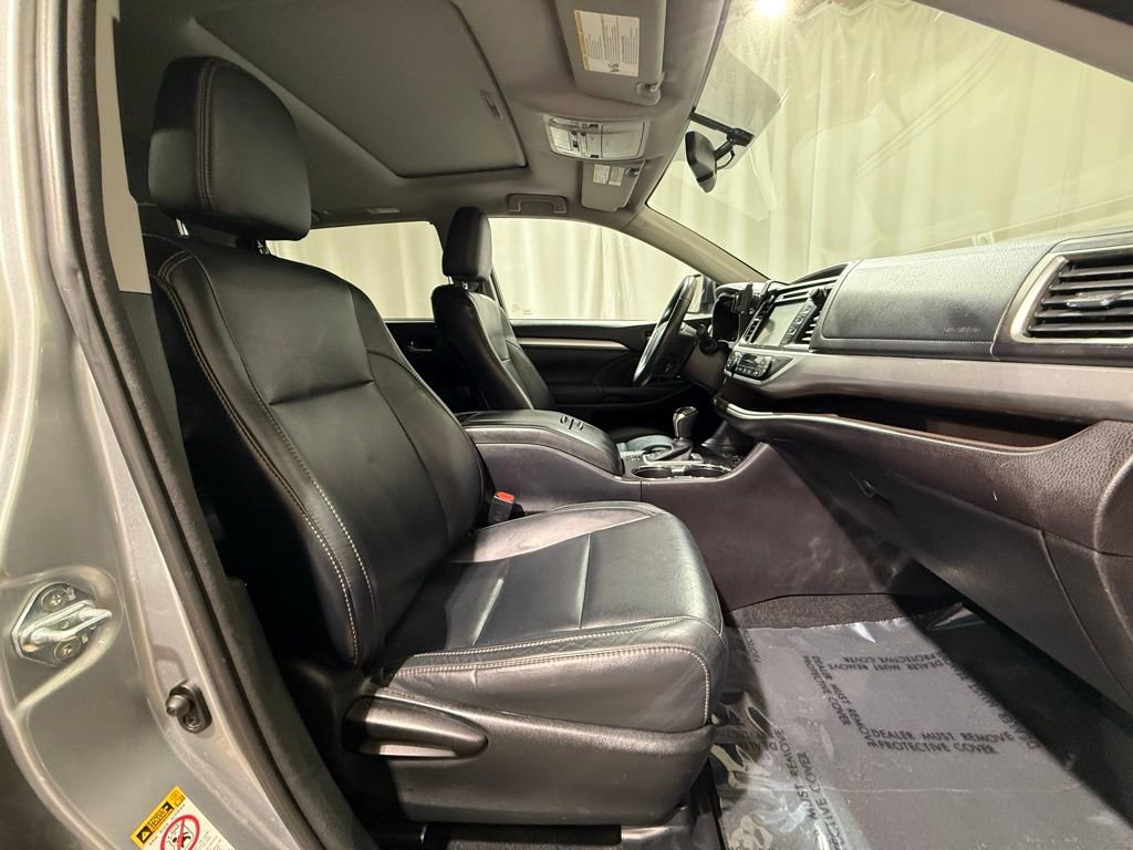 Used 2016 Toyota Highlander XLE AWD/4WD image 24