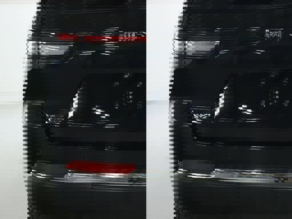 Used 2023 Jeep Grand Cherokee Limited w/ Luxury Tech Group II image 44