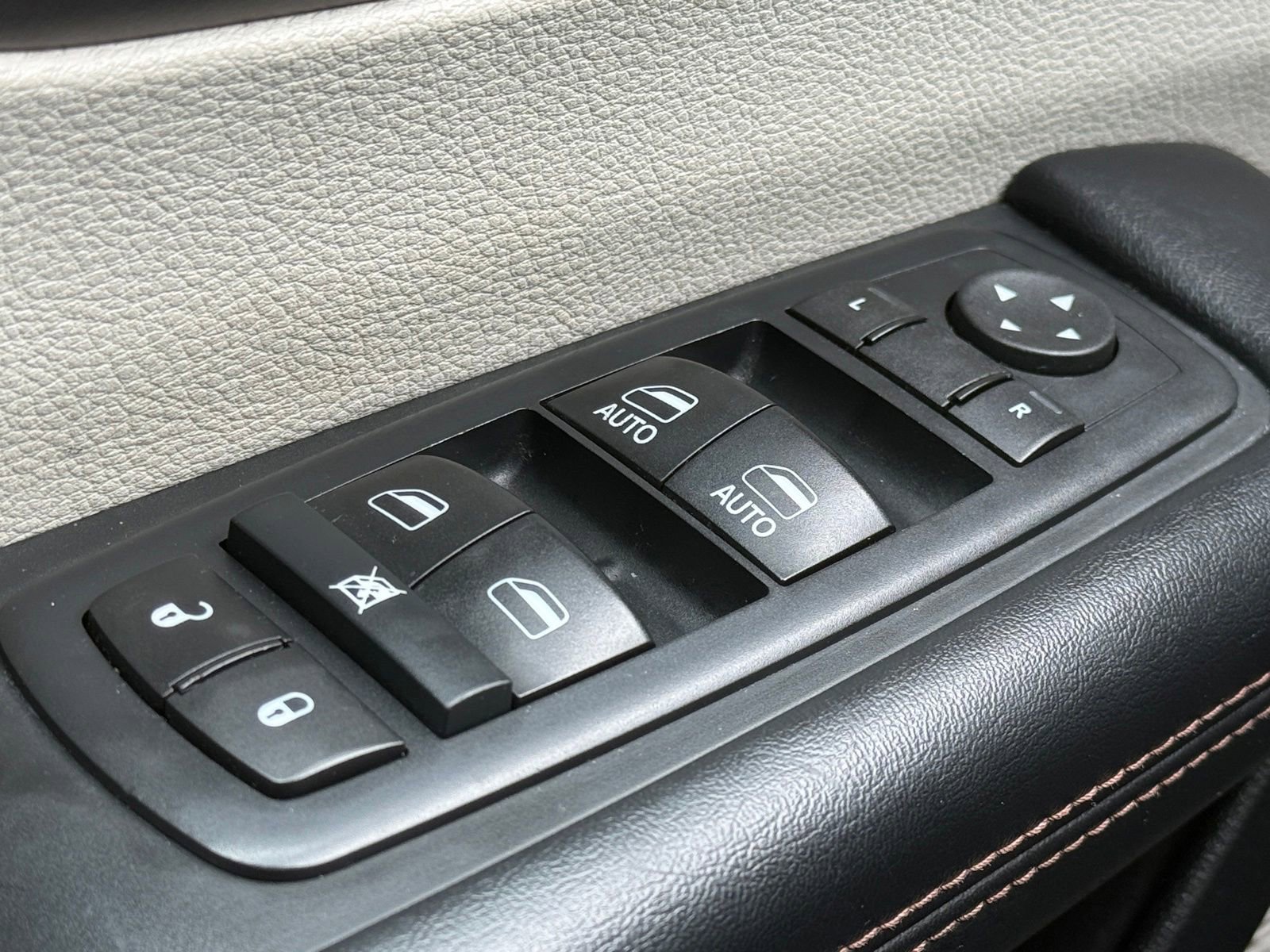 Used 2017 Chrysler Pacifica Touring-L FWD image 33