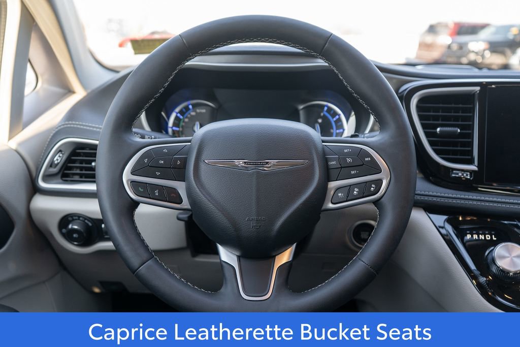 Used 2024 Chrysler Pacifica Select image 16
