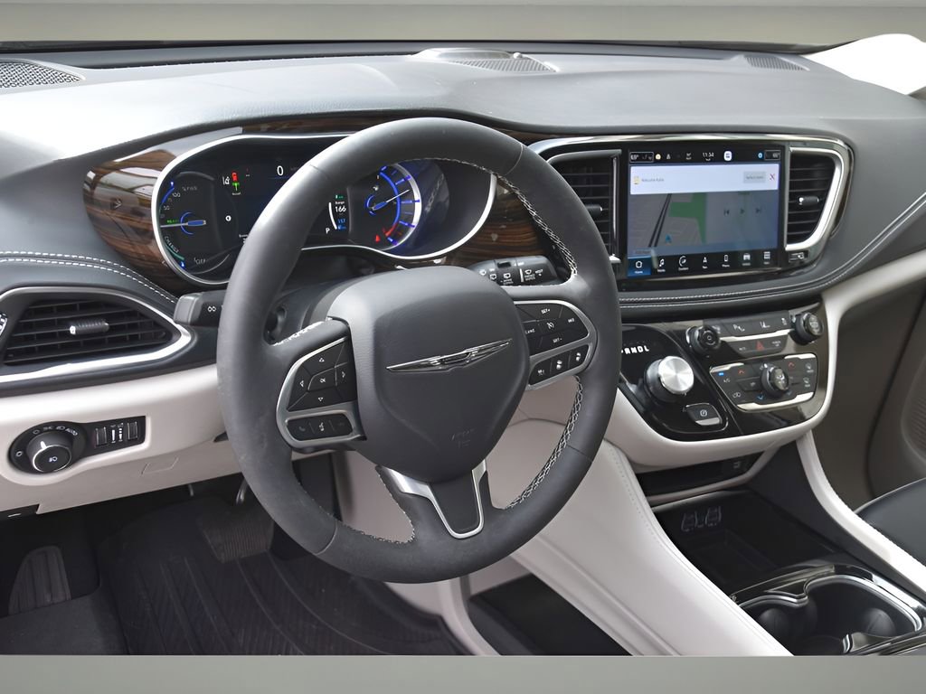 Used 2023 Chrysler Pacifica Limited w/ Uconnect Theater Family Group image 12