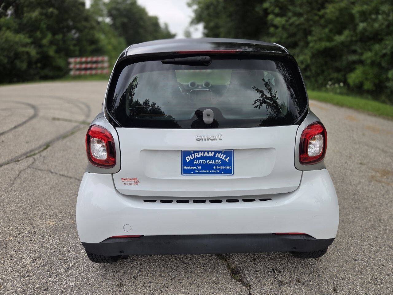 Used 2016 smart fortwo passion RWD image 5