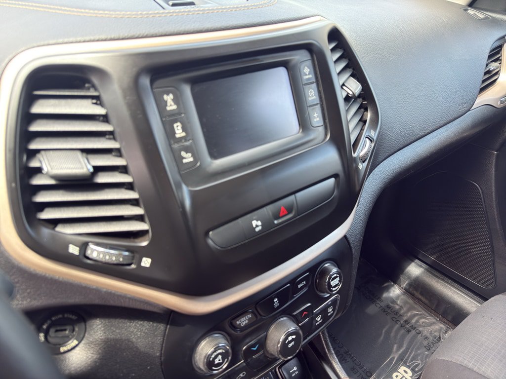 Used 2017 Jeep Cherokee Latitude w/ Safety/Convenience Group AWD/4WD image 11