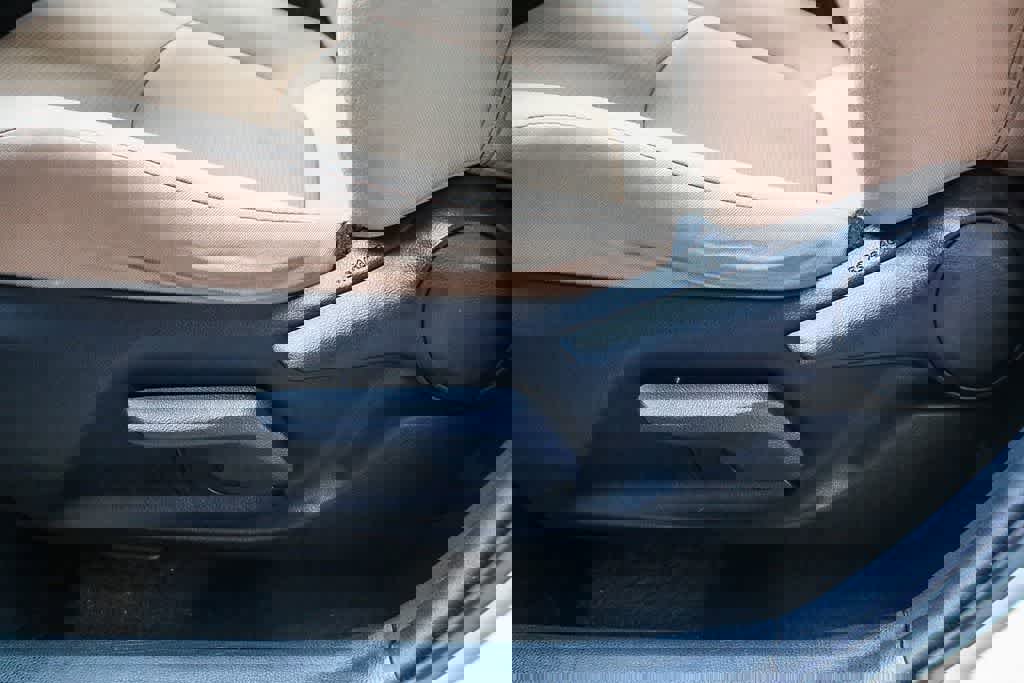 Used 2021 Toyota RAV4 LE w/ Carpet Mat Package (TMS) image 20