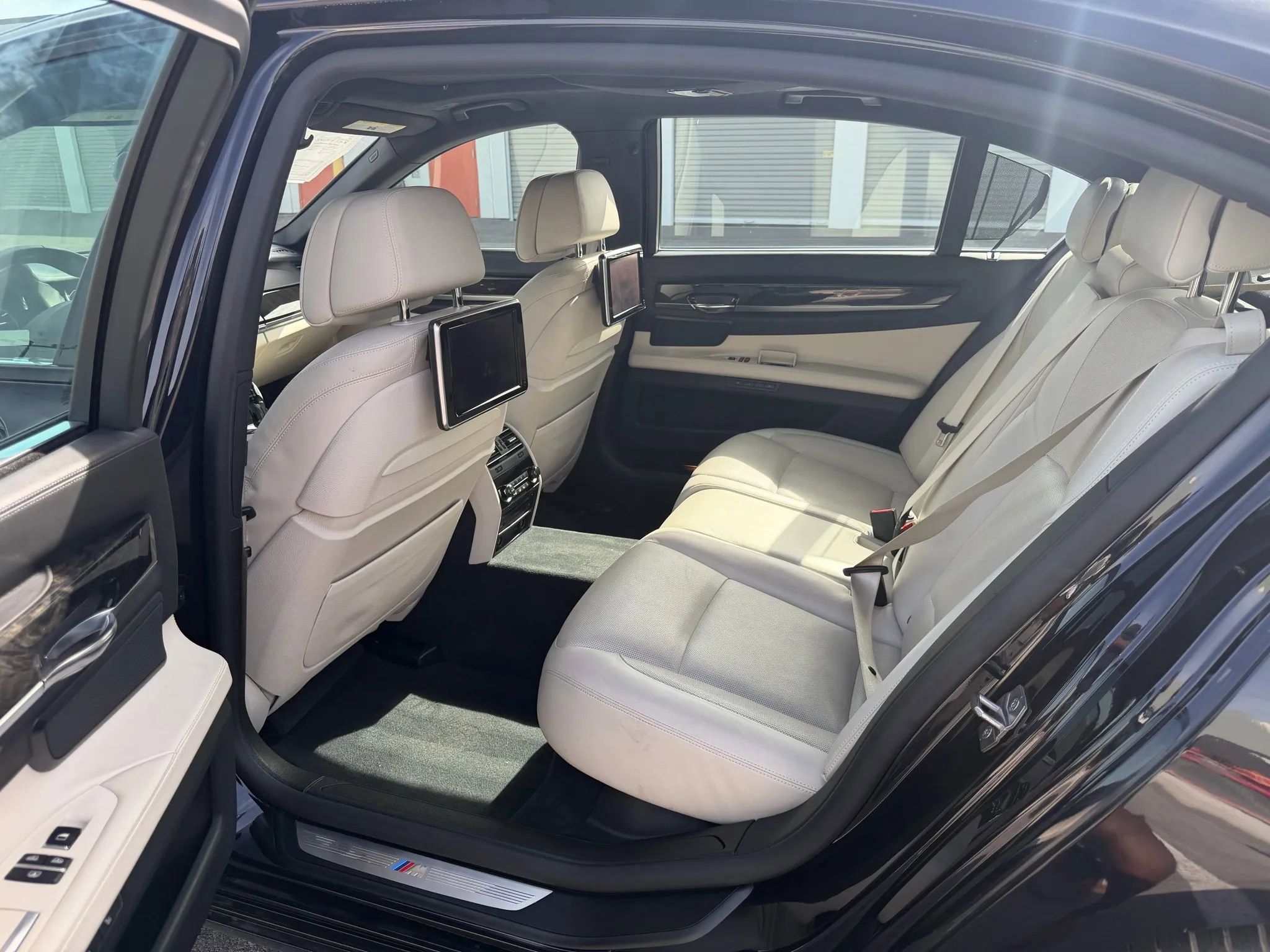 Used 2015 BMW 750Li w/ M Sport Edition RWD image 11