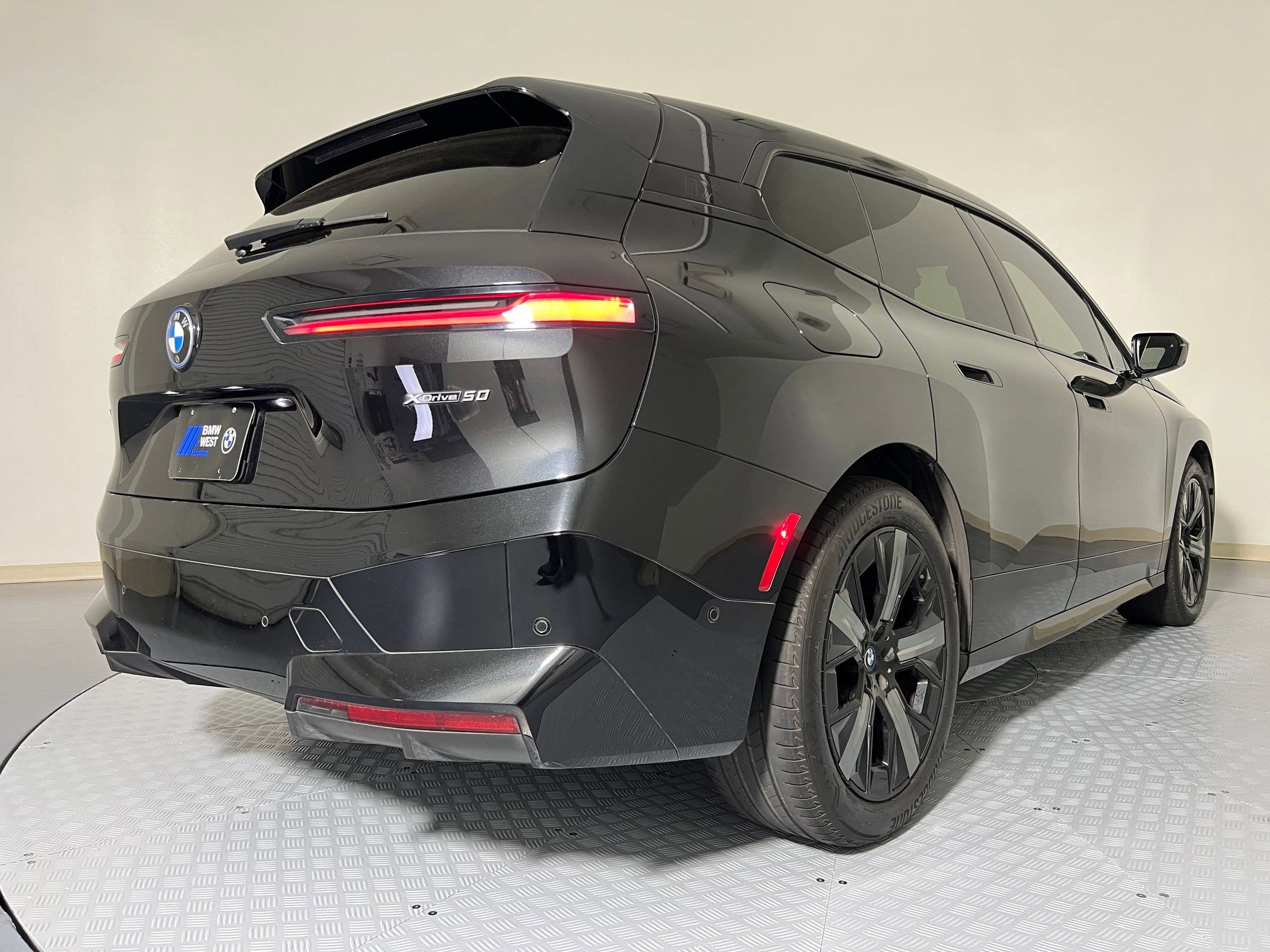 Used 2022 BMW iX xDrive50 w/ Premium Package image 8