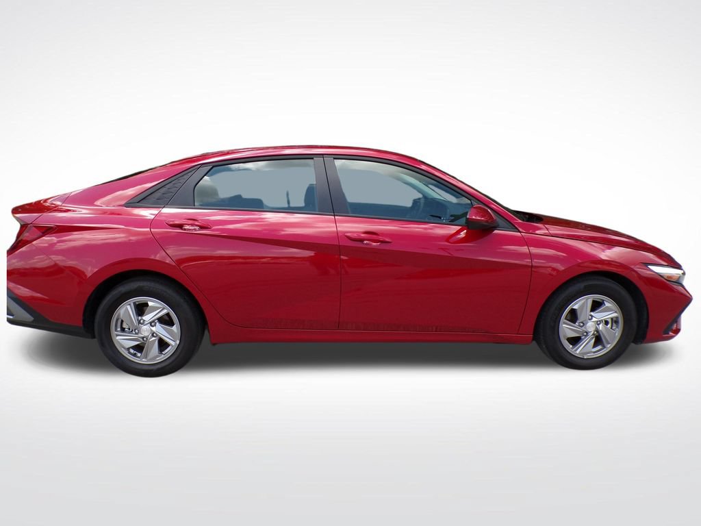 Certified 2025 Hyundai Elantra SE FWD image 6