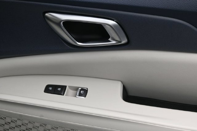 Used 2025 Kia Carnival EX FWD image 33
