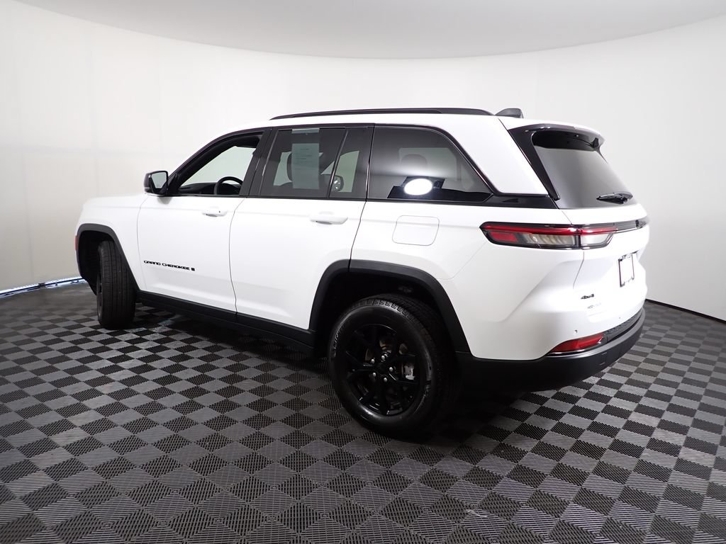 Used 2025 Jeep Grand Cherokee Altitude AWD/4WD image 12