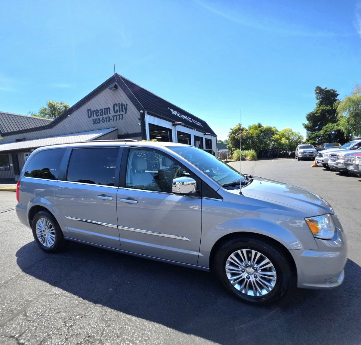 Used 2015 Chrysler Town & Country Touring-L FWD image 4